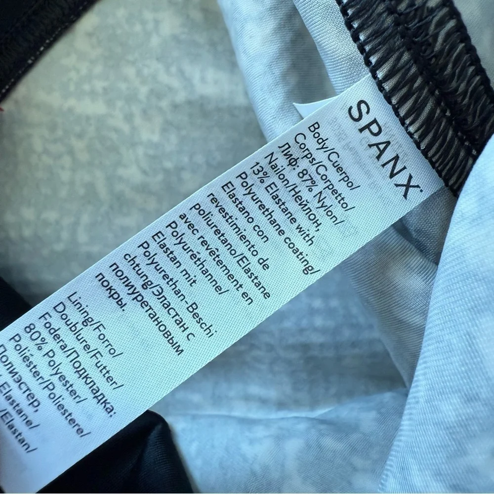 New SPANX Faux Leather Snake Shine Leggings Grey NWT Casual Women’s Medium